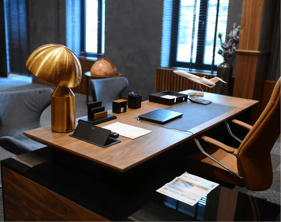 Professioneller Arbeitsplatz mit Tisch und hochwertigen Möbelkomponenten